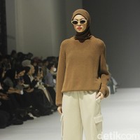 Fashion show koleksi Sabamodest karya desainer Rani Hatta di Jakarta Fashion Week 2024, Pondok Indah Mal 3, Jakarta Selatan, Selasa [24/10/2023].  Foto: Mohammad Abduh/detikcom.