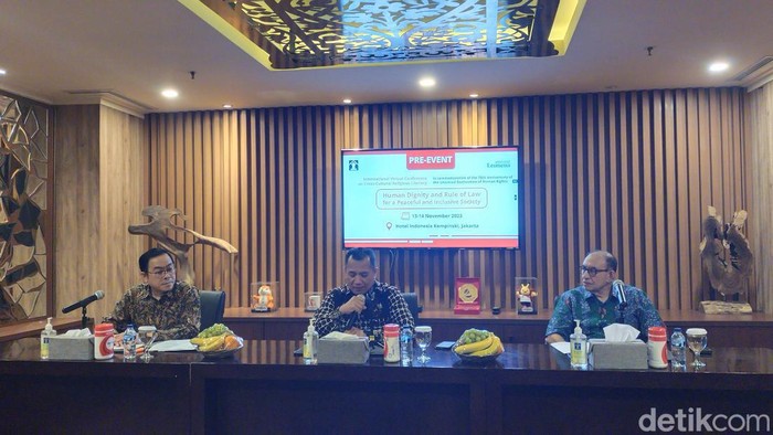 Konferensi pers soal kerjasama Kemenkumham dan Leimena Institute dalam rangka memperingati 75 tahun deklarasi HAM (Tina Susilawati/detikcom)