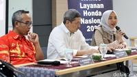(Kiri-kanan) Ahmad Muhibbuddin - GM Corporate Communication AHM , Antok Yuniarso - GM Customer Care Center AHM dan Vita Maya K - Manager CS & FLP Development AHM saat memberikan keterangan pers di Jakarta. 