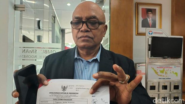 Koordinator Perekat Nusantara dan TPDI Petrus Selestinus melaporkan eks Ketua MK Anwar Usman ke Ombudsman RI atas dugaan maladministrasi (Astrid Meishella/detikcom)