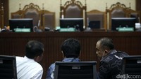 Irwan Hermawan (kanan) berbincang dengan Galumbang Menak (kiri) dan Mukti Ali (tengah) saat menjalani sidang vonis di Pengadilan Tipikor, Jakarta, Kamis (9/11/2023).  
