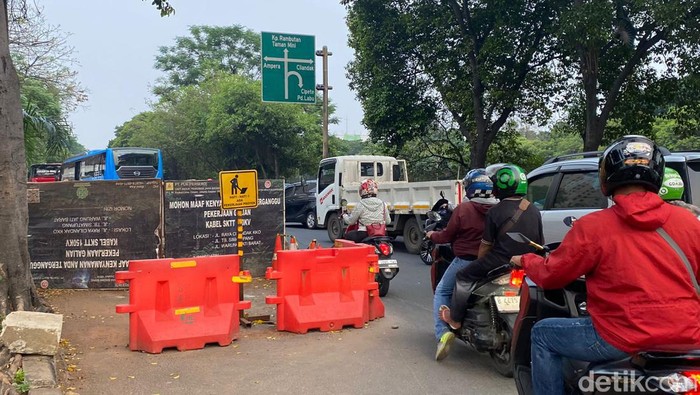 Lalu lintas di Jalan TB Simatupang, Jakarta Selatan (Jaksel) macet pada sore hari ini. Kemacetan itu juga dipicu proyek galian di sejumlah titik di tepi jalan. (Devi P/detikcom)