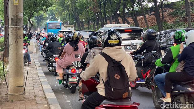 Lalu lintas di Jalan TB Simatupang, Jakarta Selatan (Jaksel) macet pada sore hari ini. Kemacetan itu juga dipicu proyek galian di sejumlah titik di tepi jalan. (Devi P/detikcom)