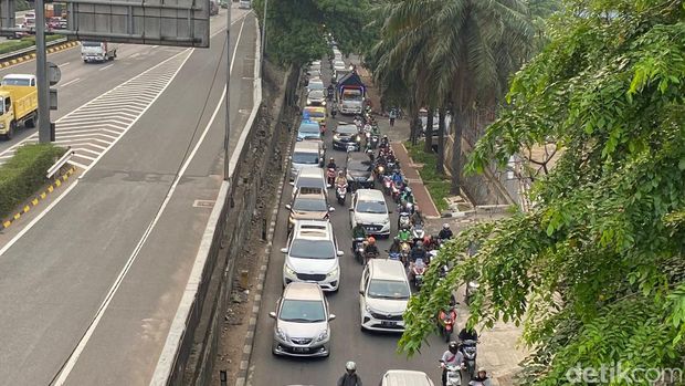 Lalu lintas di Jalan TB Simatupang, Jakarta Selatan (Jaksel) macet pada sore hari ini. Kemacetan itu juga dipicu proyek galian di sejumlah titik di tepi jalan. (Devi P/detikcom)