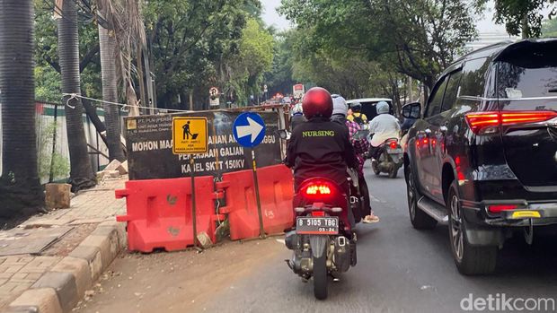 Lalu lintas di Jalan TB Simatupang, Jakarta Selatan (Jaksel) macet pada sore hari ini. Kemacetan itu juga dipicu proyek galian di sejumlah titik di tepi jalan. (Devi P/detikcom)