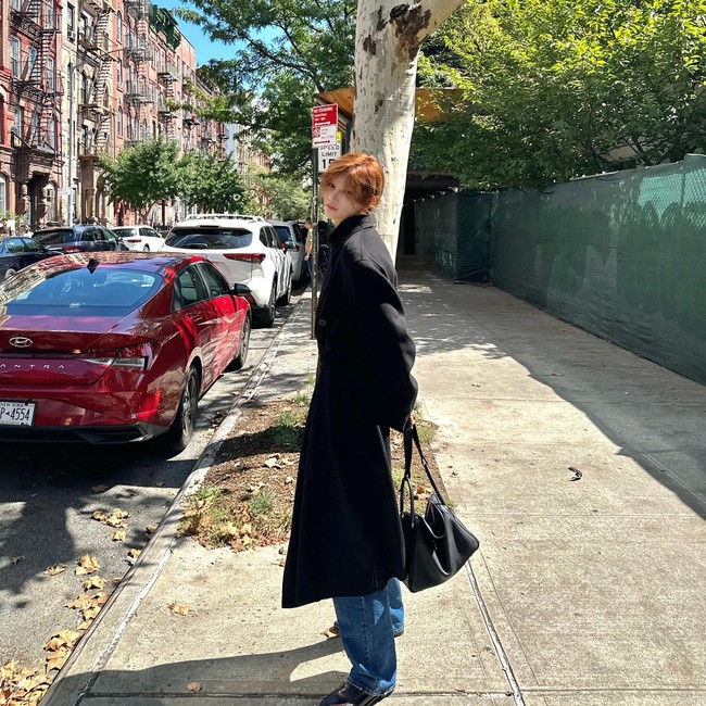 Pada tahun 2017, Yoo Ahn berhasil masuk ke dunia KPop tapi sebagai bintang video klip. Ia membintangi video klip grup Mamamoo yang berjudul New York. Di situ, Yoh Ahn berperan sebagai lawan main Wheein. Foto: Instagram Lee Yoo Ahn