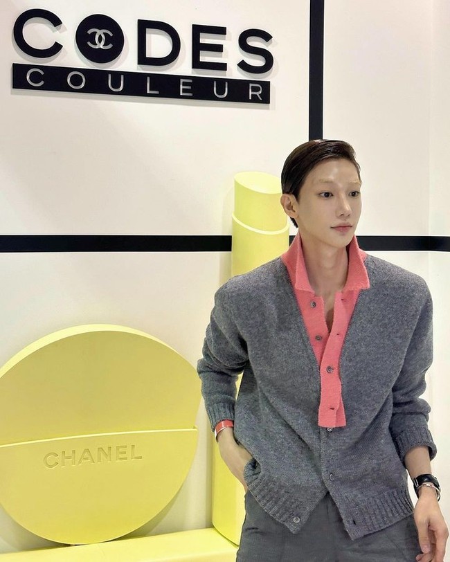 Kini penampilan Lee Yoo Ahn pun cukup bikin pangling dari fotonya yang dulu pertama kali viral. Pria tersebut terlihat tak ragu mengekspresi diri dengan cat rambut kemerahan, bleeching alis, bahkan tindikan. Foto: Instagram Lee Yoo Ahn