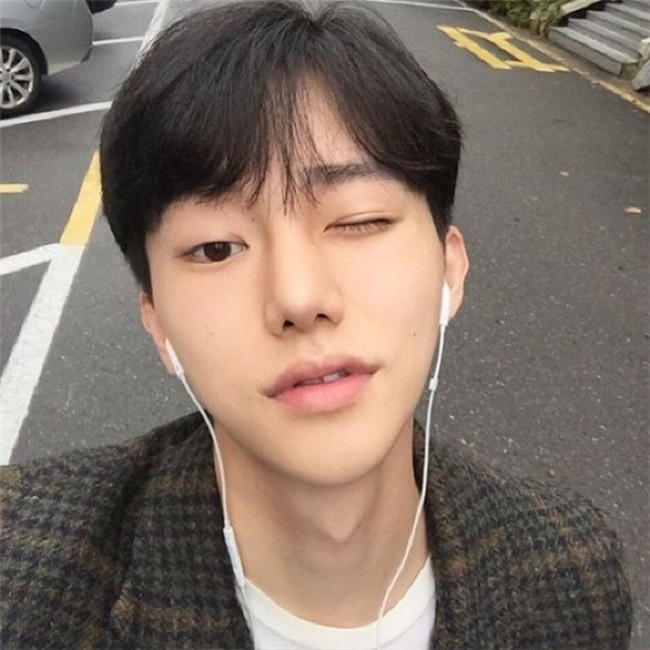 Selain tampan, ia juga jago berpose yang membuat para netizen menyarankannya jadi aktor atau idol KPop. Foto: Instagram Lee Yoo Ahn