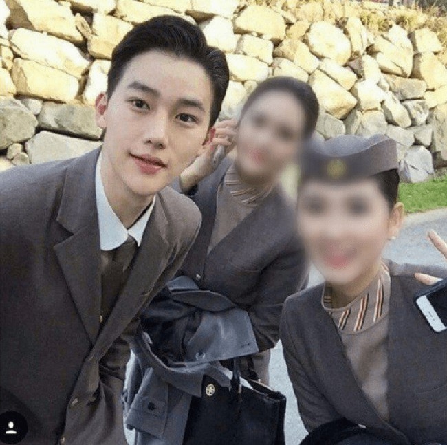 Lee Yoo Ahn jadi viral karena ketampanannya. Pria tersebut bikin para wanita terpana dengan pesonanya selagi berseragam pramugara. Foto: Instagram Lee Yoo Ahn