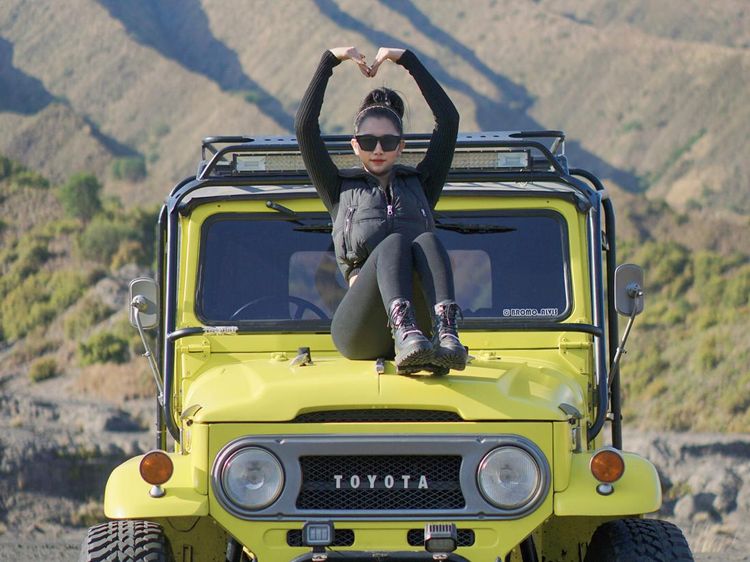 6 Potret Lisa Oktaviani Aspri Hotman Paris Saat Liburan ke Bromo