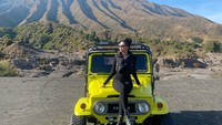Lisa Oktaviani duduk di mobil Jeep saat di Bromo. (Foto: dok pribadi)