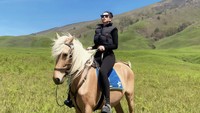 Lisa Oktaviani saat naik kuda di Bromo. (Foto: dok pribadi)