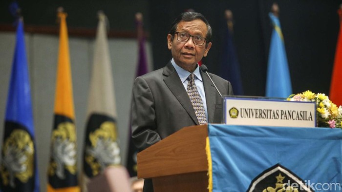 Sebanyak 1.606 mahasiswa Universitas Pancasila diwisuda. Menkopolhukam Mahfud MD memberika orasi ilmian dalam acara wisuda tersebut.