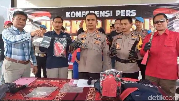 Polisi menunjukan senpi dan barbuk kasus pencurian motor di kota tegal