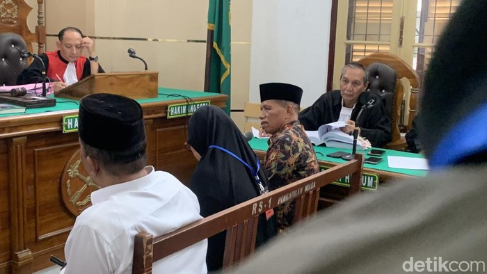 Mantan Rektor UINSU Prof Syahrin jadi saksi sidang korupsi dana Mahad dengan terdakwa eks Rektor UINSU Saidurrahman. (Raja Malo Sinaga/detikSumut)