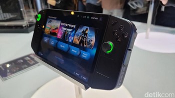 Selanjutnya ada Legion Go, yang menggunakan sistem operasi Windows 11. Handheld gaming pertama dari Lenovo ini ditanamkan AMD Ryzen Z1 Extream dengan Grafis AMD RDNA. Foto: (Panji Saputro/detikINET).