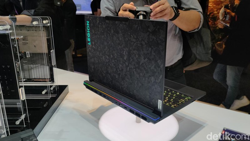 Lenovo mengumumkan tiga perangkat gaming terbarunya, yakni Legion 9i, Legion Go, dan Legion Glasses. Berikut penampakannya yang begitu menggoda.