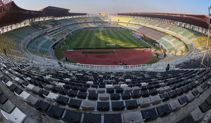 Suasana Stadion Gelora Bung Tomo (GBT) jelang pembukaan Piala Dunia U-17 2023 di Surabaya, Jawa Timur, Rabu (8/11/2023). Stadion berkapasitas 46.000 penonton tersebut akan menjadi lokasi pembukaan Piala Dunia U-17 2023 pada 10 November mendatang yang akan dihadiri Presiden Joko Widodo dan Presiden FIFA Gianni Infantino.