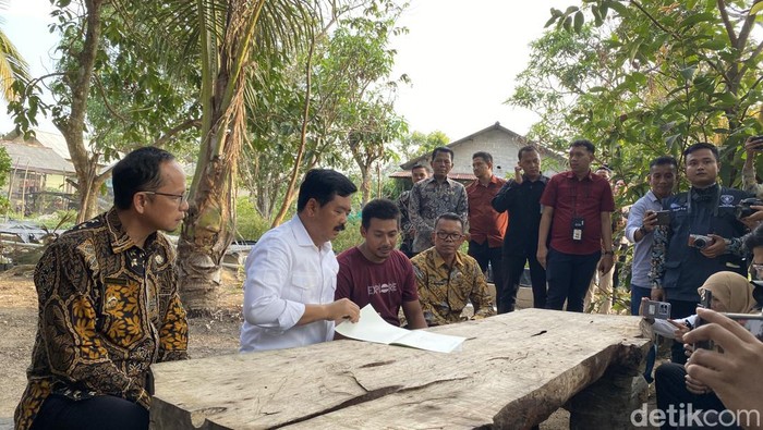 Menteri ATR/BPN Hadi Tjahjanto membagikan sertifikat tanah door to door