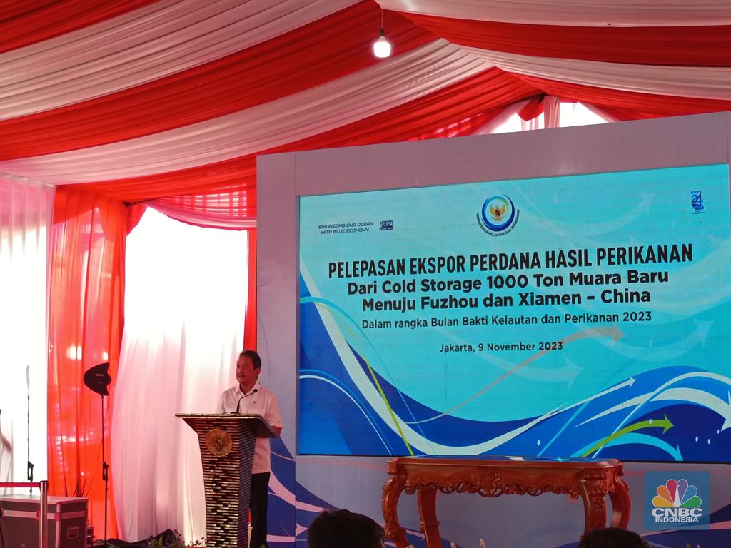 Menteri Kelautan dan Perikanan (MenKP) Sakti Wahyu Trenggono dalam Pelepasan Ekspor Produk Perikanan ke China di Cold Storage 1000 Ton Muara Baru, Jakarta Utara, Kamis (9/11/2023). (CNBC Indonesia/Martyasari Rizky)