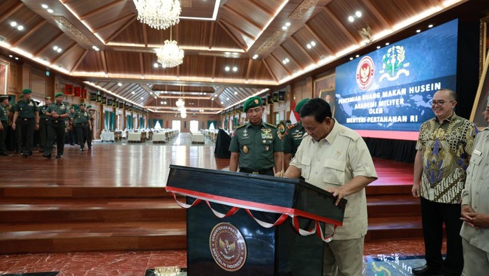 Menteri Pertahanan Prabowo Subianto meresmikan ruang makan Taruna Husein di Akademi Militer (Akmil) Magelang, Jawa Tengah, hari ini.