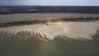 National Oceanic and Atmospheric Administration (NOAA) mengtakan, volume air di Sungai Mississippi saat ini berada di titik terendah sepanjang sejarah.Kekeringan ini dipicu gelombang panas ekstrem yang terjadi pada Oktober lalu.  