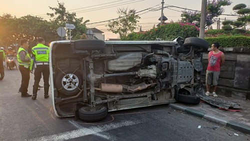 Mobil Daihatsu Gran Max terguling setelah terlibat kecelakaan di Jalan Denpasar-Gilimanuk, tepatnya di Desa Batu Agung, Jembrana, Bali, Kamis (9/11/2023). (Foto: Dok. Polres Jembrana)