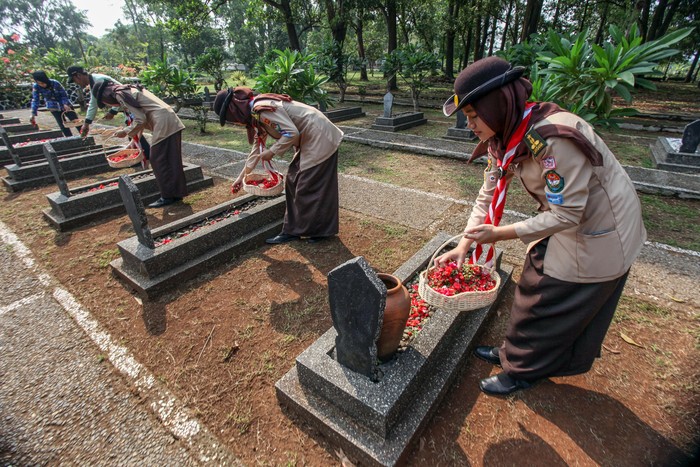 Sejumlah siswa pramuka menaburkan bunga saat ziarah di Makam Pahlawan Pondok Rajeg, Kabupaten Bogor, Jawa Barat, Kamis (9/11/2023). Ziarah nasional tersebut dalam rangka jelang peringatan Hari Pahlawan Nasional ke-78 pada 10 November mendatang . ANTARA FOTO/Yulius Satria Wijaya/rwa.