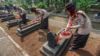 Sejumlah siswa Pramuka menaburkan bunga saat ziarah di Makam Pahlawan Pondok Rajeg.