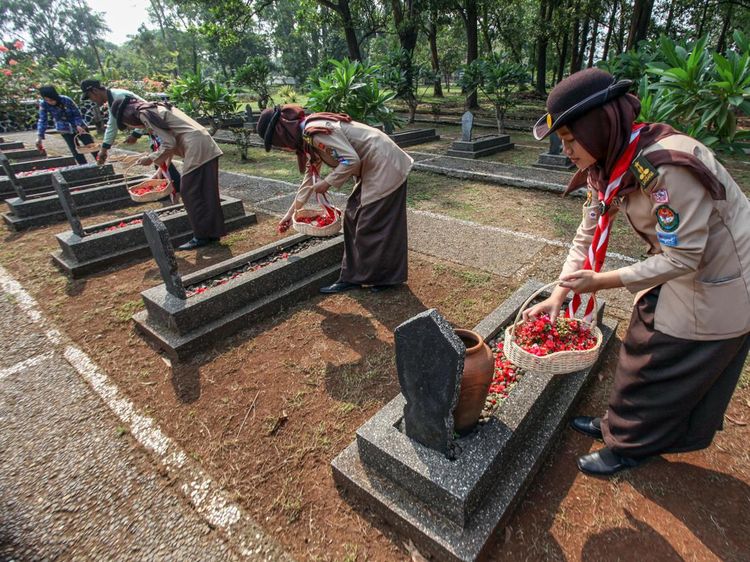 Momen Siswa-siswi Ziarah Nasional Jelang Hari Pahlawan