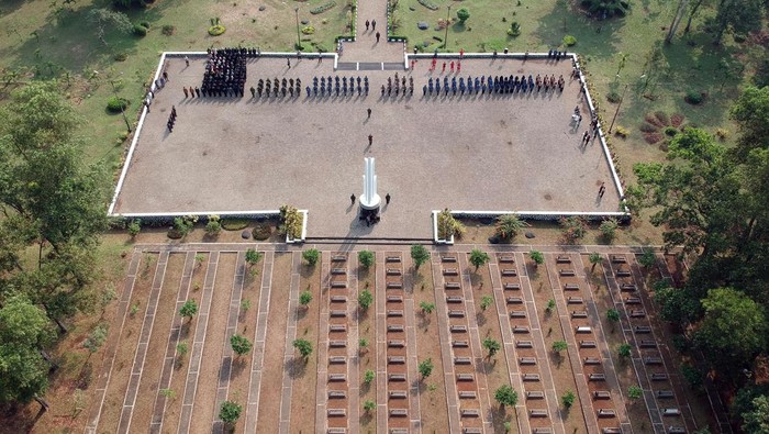 Momen Siswa-siswi Ziarah Nasional Jelang Hari Pahlawan Sejumlah siswa pramuka menaburkan bunga saat ziarah di Makam Pahlawan Pondok Rajeg, Kabupaten Bogor, Jawa Barat, Kamis (9/11/2023). Ziarah nasional tersebut dalam rangka jelang peringatan Hari Pahlawan Nasional ke-78 pada 10 November mendatang . ANTARA FOTO/Yulius Satria Wijaya/rwa.