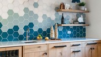 Keramik berbentuk segi enam juga jadi pilihan desain yang unik. Apalagi kalau mengombinasikan sejumlah warna, dapur tampak lebih ceria. Foto: fireclaytile.com