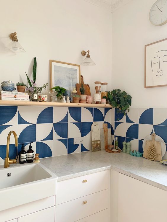 Motif Biru Putih.
