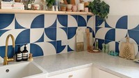 Perpaduan warna biru dan putih pada keramik menambahkan keindahan yang menenangkan pada dapur. Penghuni bisa merasakan suasana sejuk dengan tampilan ini. Foto: katelavie.com