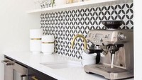 Lalu, ada desain bermotif kawung, yakni bentuk lingkaran yang saling bersilangan. Bentuk geometris ini menambahkan elemen seni dan keindahan di dapur. Foto: decorpad.com
