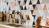 Ciptakan desain geometris dengan menggunakan keramik bentuk segitiga serta beraneka ragam warna. Desain ini membuat dapur terlihat stylish dan fresh. Foto: mercurymosaics.com