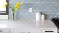 Ada lagi desain keramik segitiga, tetapi cara menyusunnya berbeda. Desain ini menciptakan pola simetris yang estetis. Foto: fireclaytile.com
