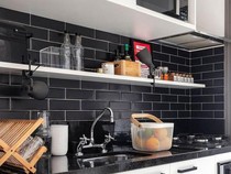 4 Bahan Efektif Bersihkan Sela-sela Keramik Lantai di Rumah