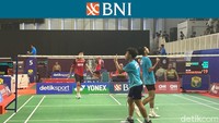 Setelah 40 menit, Surya/Revandra memastikan kemenangan 21-15, 21-18 melawan Dapa/Karsten. Foto: Mercy Raya/detikcom