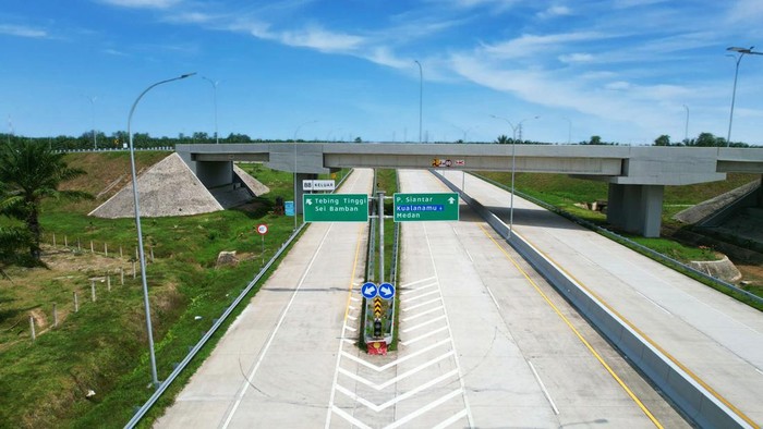 Mulusnya Tol Tebing Tinggi-Indrapura dan Indrapura-Lima Puluh yang Besok Dibuka Gratis PT Hutama Karya (Persero) akan mengoperasikan Jalan Tol Tebing Tinggi-Indrapura dan Indrapura-Lima Puluh mulai 10 November 2023 pukul 10.00 WIB. Pada tahap awal operasional keduanya masih belum dikenakan tarif alias gratis sampai pemberitahuan lebih lanjut.