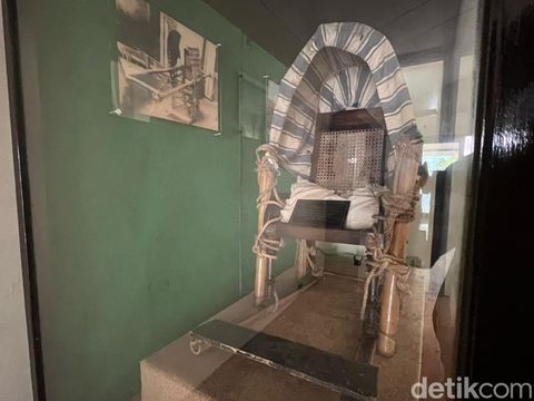 Museum Sasmitaloka Jenderal Sudirman di Jogja menyimpan sejumlah koleksi dan barang pribadi Jenderal Sudirman. Ada tandu hingga diorama Perang Gerilya Sudirman yang dipajang di museum ini. Foto diambil Selasa (3/10/2023).
