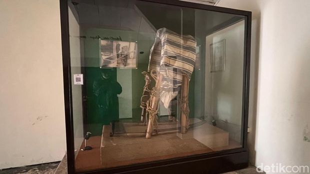 Museum Sasmitaloka Jenderal Sudirman di Jogja menyimpan sejumlah koleksi dan barang pribadi Jenderal Sudirman. Ada tandu hingga diorama Perang Gerilya Sudirman yang dipajang di museum ini. Foto diambil Selasa (3/10/2023).