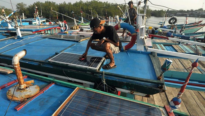 Nelayan membersihkan panel surya sebelum melaut di kawasan pelabuhan Baai, Kota Bengkulu, Bengkulu, Rabu (8/11/2023). Nelayan dengan kapal berukuran 6 gross ton (GT) sampai 20 GT di wilayah tersebut mulai bermigrasi dari penggunaan aki ke pembangkit listrik tenaga surya (PLTS) untuk menghemat ongkos saat melaut.