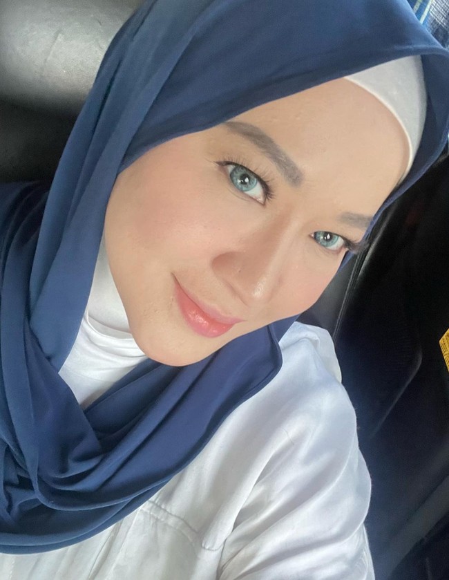 Melansir Detikhot, Okie sendiri mengaku jika dirinya juga sudah mendapat talak dari suaminya sekitar satu bulan yang lalu. Talak tersebut dijatuhkan tanpa alasan yang jelas. Foto: Instagram/@okieagustina_