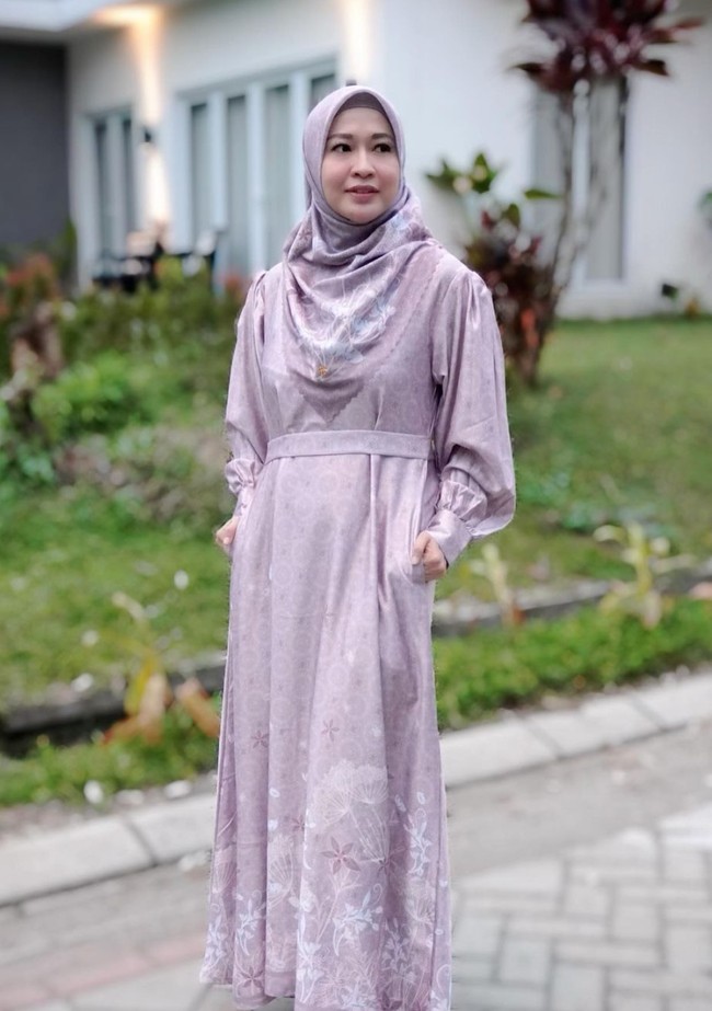 Ketika dihubungi awak media Okie juga membeberkan bahwa bukti perselingkuhan suami itu didapatnya dari netizen melalui DM. Banyak yang ngadu dia sering jalan, dia sering ini, sering itu, bahkan ada yang komen di Lambe kalau nggak salah deh, ada netizen yang lihat di salah satu hotel, tuturnya. Foto: Instagram/@okieagustina_