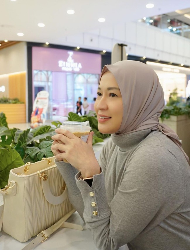 Okie diketahui telah dipersunting Gunawan pada 10 Februari 2012. Selama ini rumah tangganya tampak harmonis. Hal itu terlihat dari momen-momen mesra dirinya dan suami yang kerap dibagikan ke Instagram. Foto: Instagram/@okieagustina_