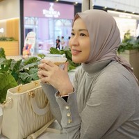 Okie diketahui telah dipersunting Gunawan pada 10 Februari 2012. Selama ini rumah tangganya tampak harmonis. Hal itu terlihat dari momen-momen mesra dirinya dan suami yang kerap dibagikan ke Instagram. Foto: Instagram/@okieagustina_