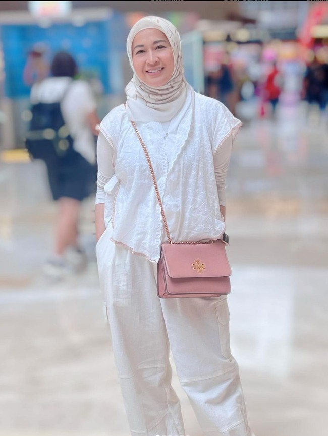 Setelah membina rumah tangga selama lebih dari 11 tahun akhirnya rumah tangga pasutri yang memiliki perbedaan usia 7 tahun itu kini terancam bubar.  Foto: Instagram/@okieagustina_