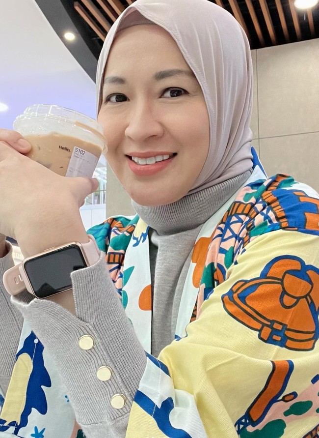 Terkait kabar perselingkuhannya yang beredar Gunawan juga sudah buka suara. Melalui unggahan di Instagram miliknya, Gunawan meminta agar keluarganya tak disalahkan. Disini aku minta maaf atas masalah ini, semua dari awal adalah salah aku. Tidak ada hubungan sama siapa pun, cukup aku yang salah dan aku berteman sama siapa saja. Silakan mau menuduhku seperti apa, itu lebih bagus ketimbang orang lain atau keluargaku yang disalahin, terangnya. Foto: Instagram/@okieagustina_