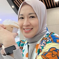 Terkait kabar perselingkuhannya yang beredar Gunawan juga sudah buka suara. Melalui unggahan di Instagram miliknya, Gunawan meminta agar keluarganya tak disalahkan. Disini aku minta maaf atas masalah ini, semua dari awal adalah salah aku. Tidak ada hubungan sama siapa pun, cukup aku yang salah dan aku berteman sama siapa saja. Silakan mau menuduhku seperti apa, itu lebih bagus ketimbang orang lain atau keluargaku yang disalahin, terangnya. Foto: Instagram/@okieagustina_